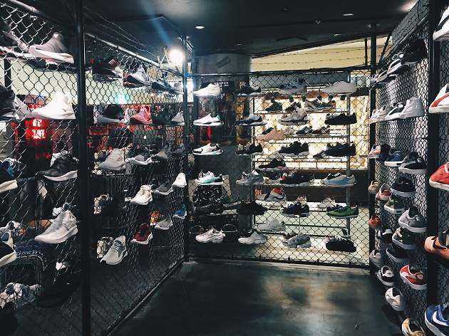 Toko Sepatu Sneaker Paling Keren di Tokyo